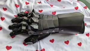 extracted_enchanted-war-gauntlet-of-the-exalted-grull.jpg