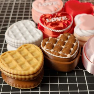extracted_18.Valentine Heart Clicker Giftbox Set_1x1.jpg